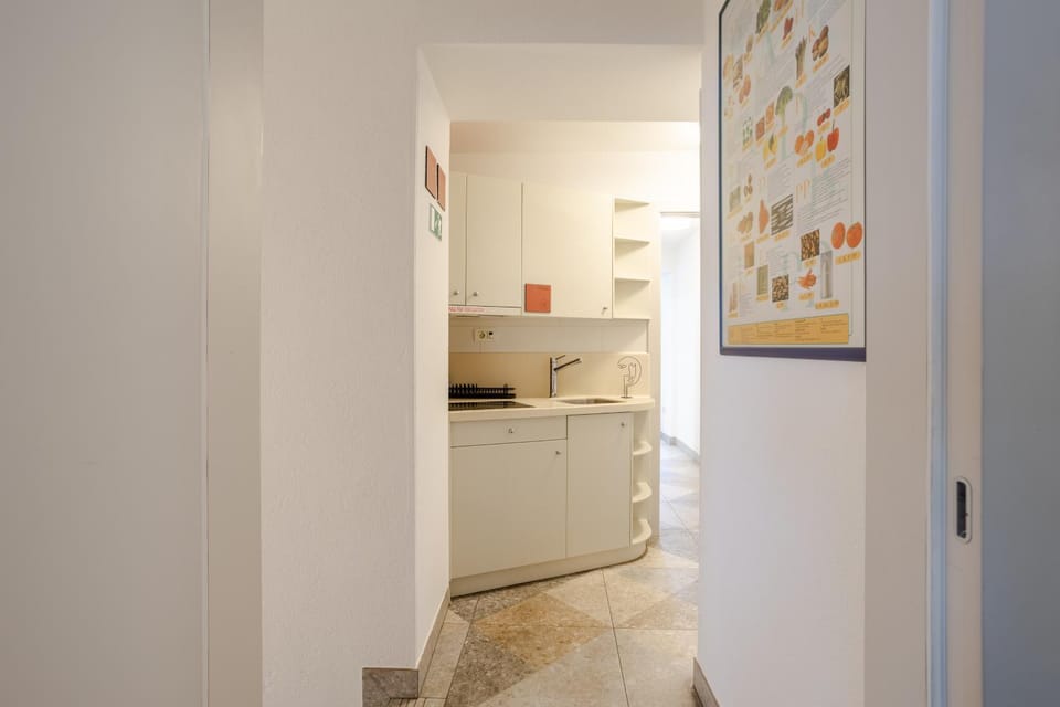 Coffee/tea facilities, Kitchen or kitchenette, Photo of the whole room, Decorative detail, Communal kitchen, heating, air conditioner