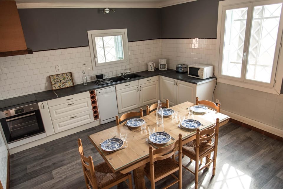 Kitchen or kitchenette, Dining area