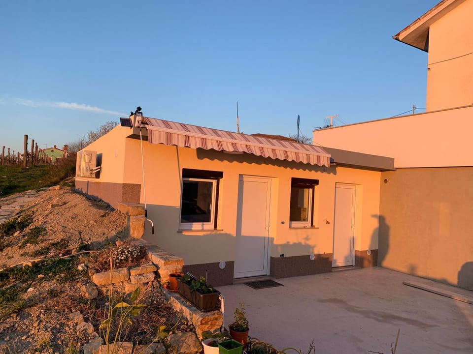 Patio, Facade/entrance, Off site, Garden, Balcony/Terrace, On site