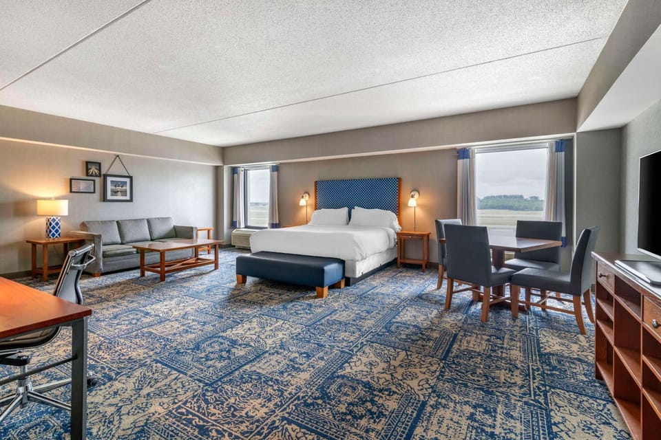 Bed, TV and multimedia, Photo of the whole room, Seating area, Dining area, Bedroom, hair dresser