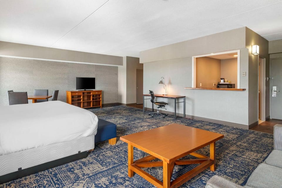 Bed, TV and multimedia, Kitchen or kitchenette, Photo of the whole room, Seating area, Dining area, Bedroom, minibar