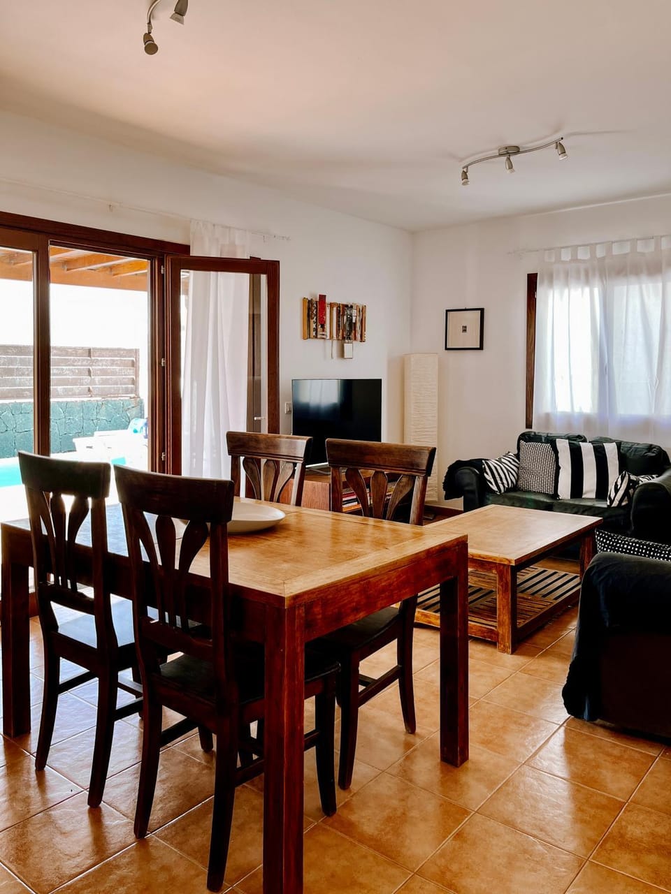 Living room, Seating area, Dining area