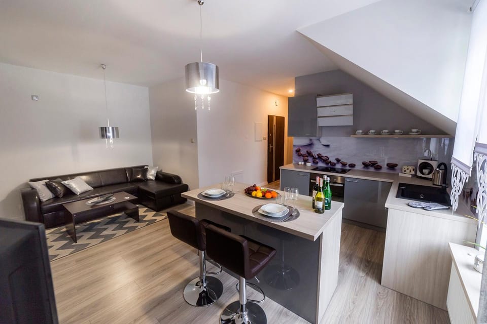 Kitchen or kitchenette, Living room, Seating area, Dining area