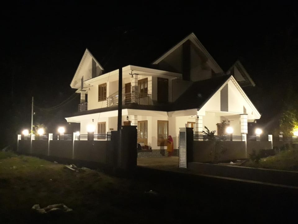 White Petals Munnar - 3 BHK Homestay - Available For Indian Nationals Only - Family Villa - Kitchen available on request Vacation rental in Kerala