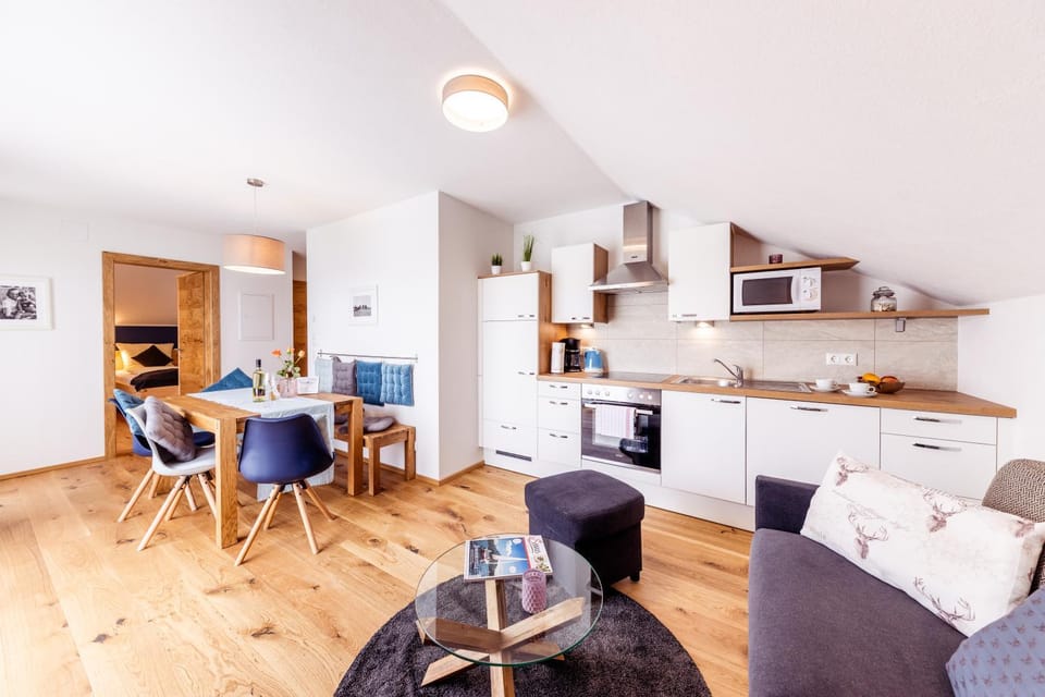 Kitchen or kitchenette, Living room, Seating area, Dining area