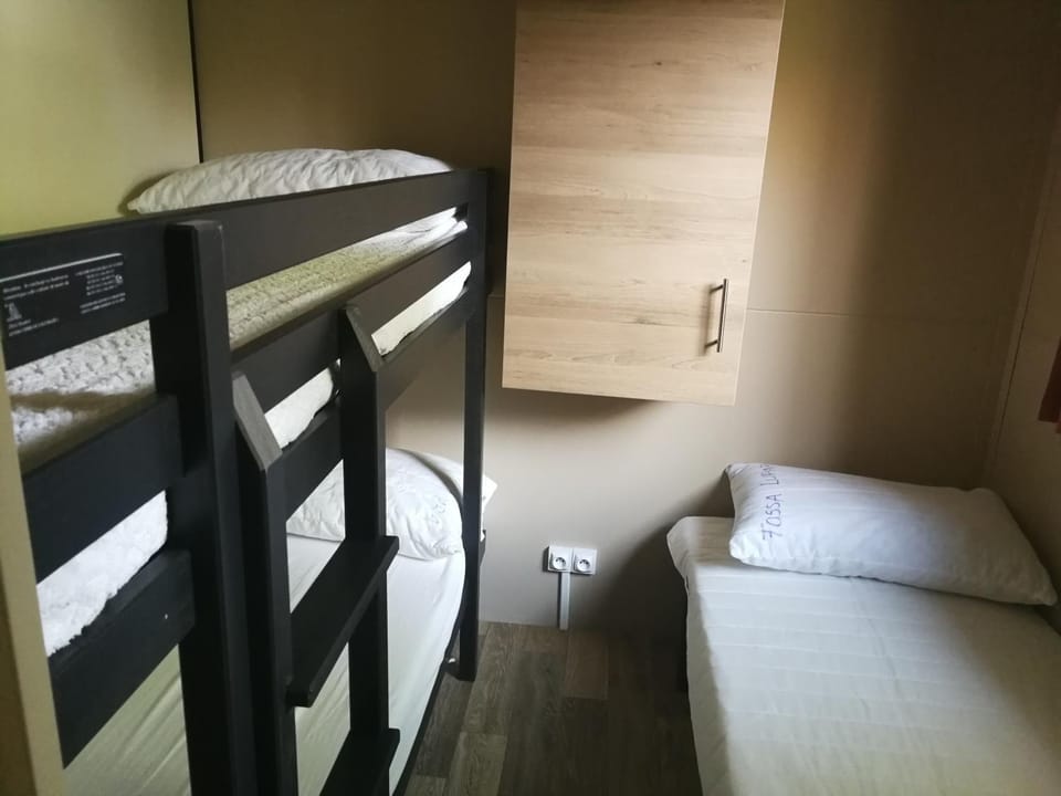Bedroom, bunk bed