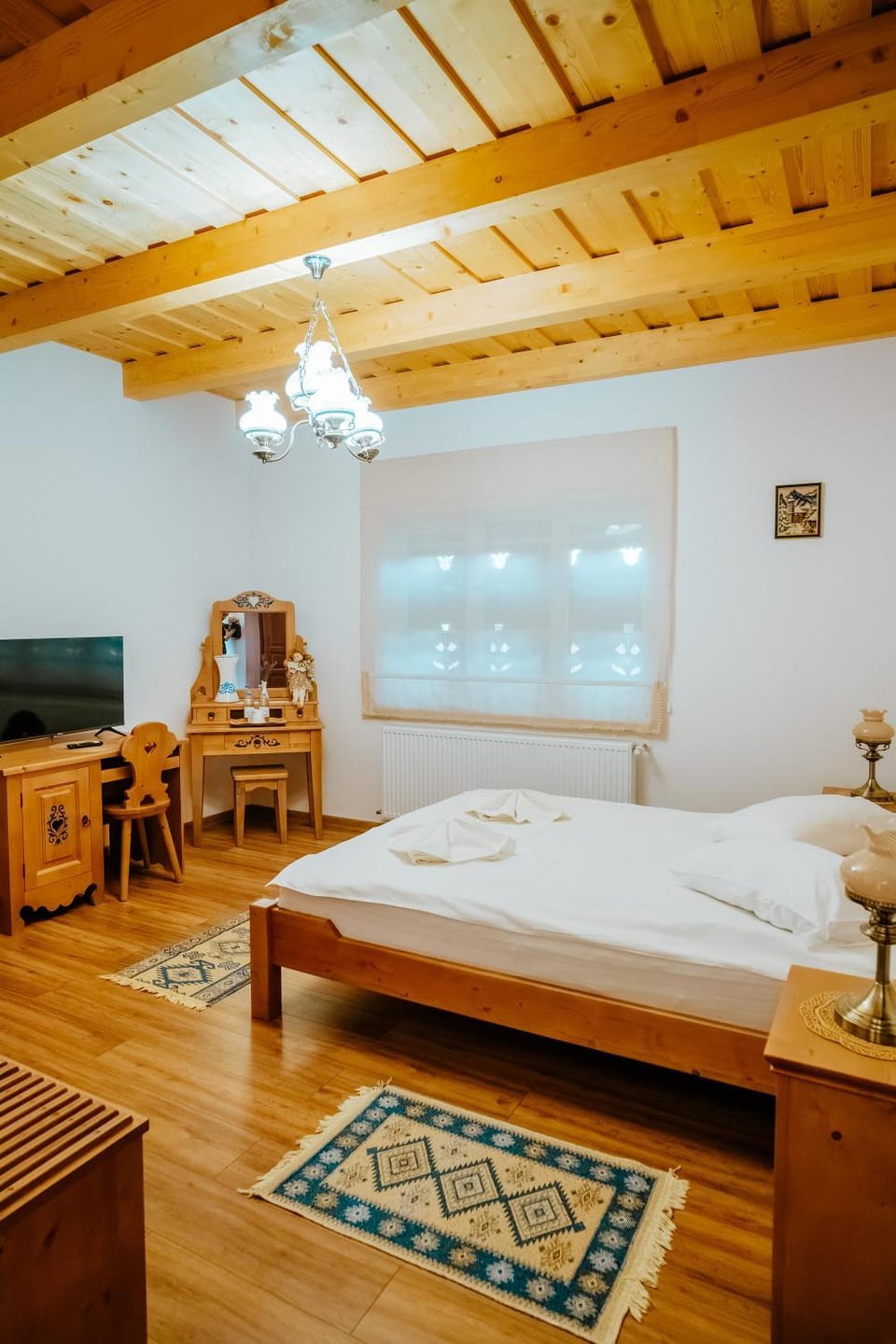 Bed, TV and multimedia, Photo of the whole room, Bedroom