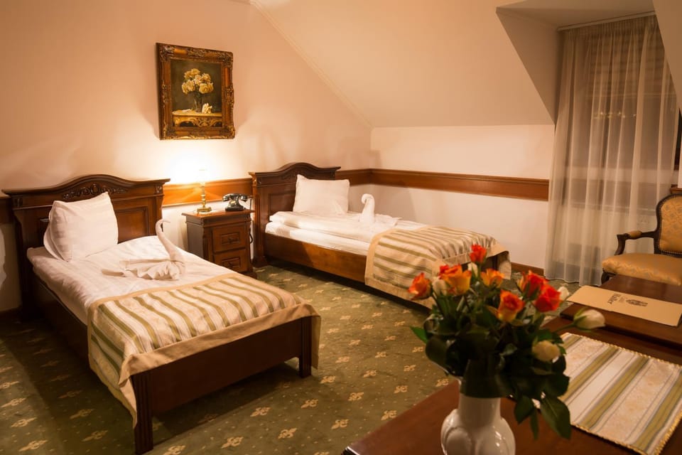 Day, Photo of the whole room, Decorative detail, Bedroom
