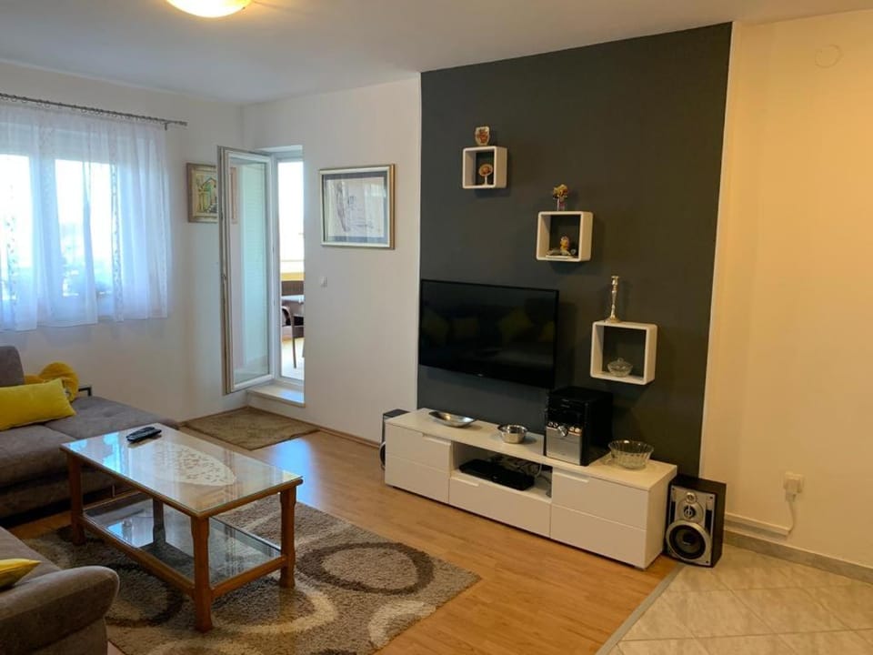 Communal lounge/ TV room, TV and multimedia, Living room, Seating area