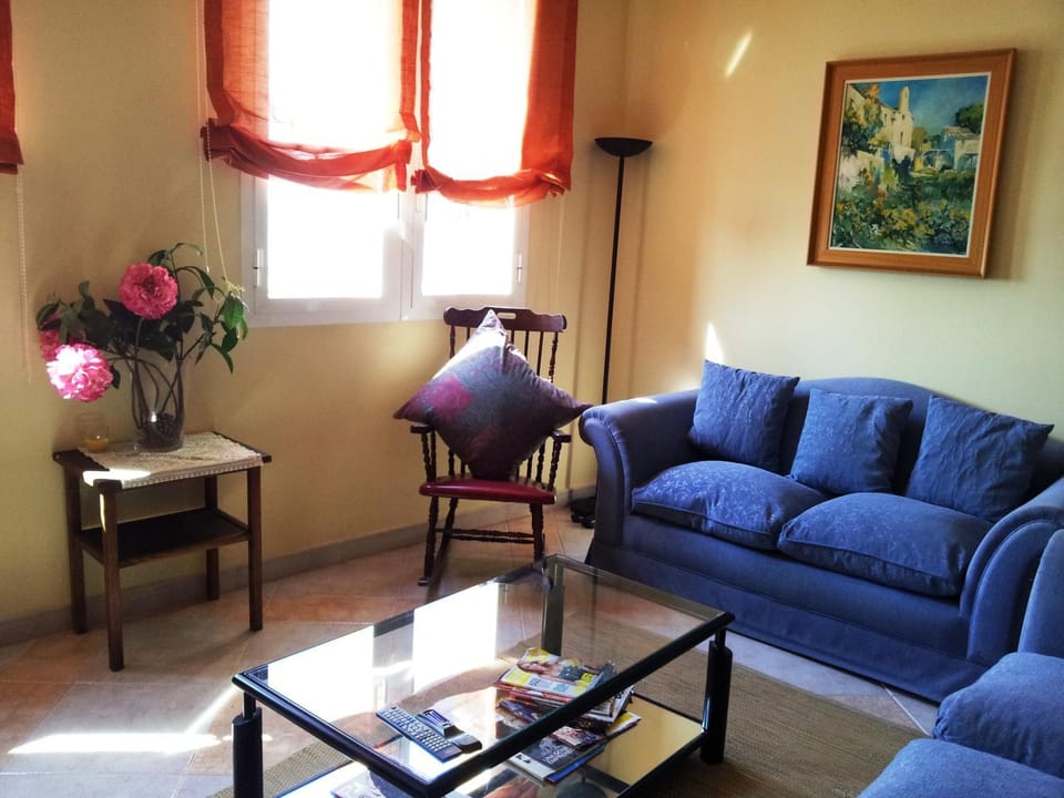 Day, Living room, Seating area, On site, Sea view