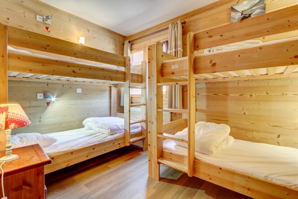Bedroom, bunk bed
