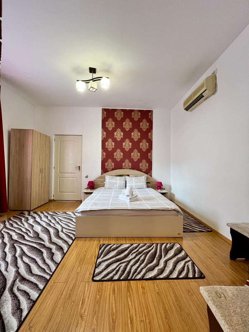 Bed, TV and multimedia, Living room, Seating area, Bedroom
