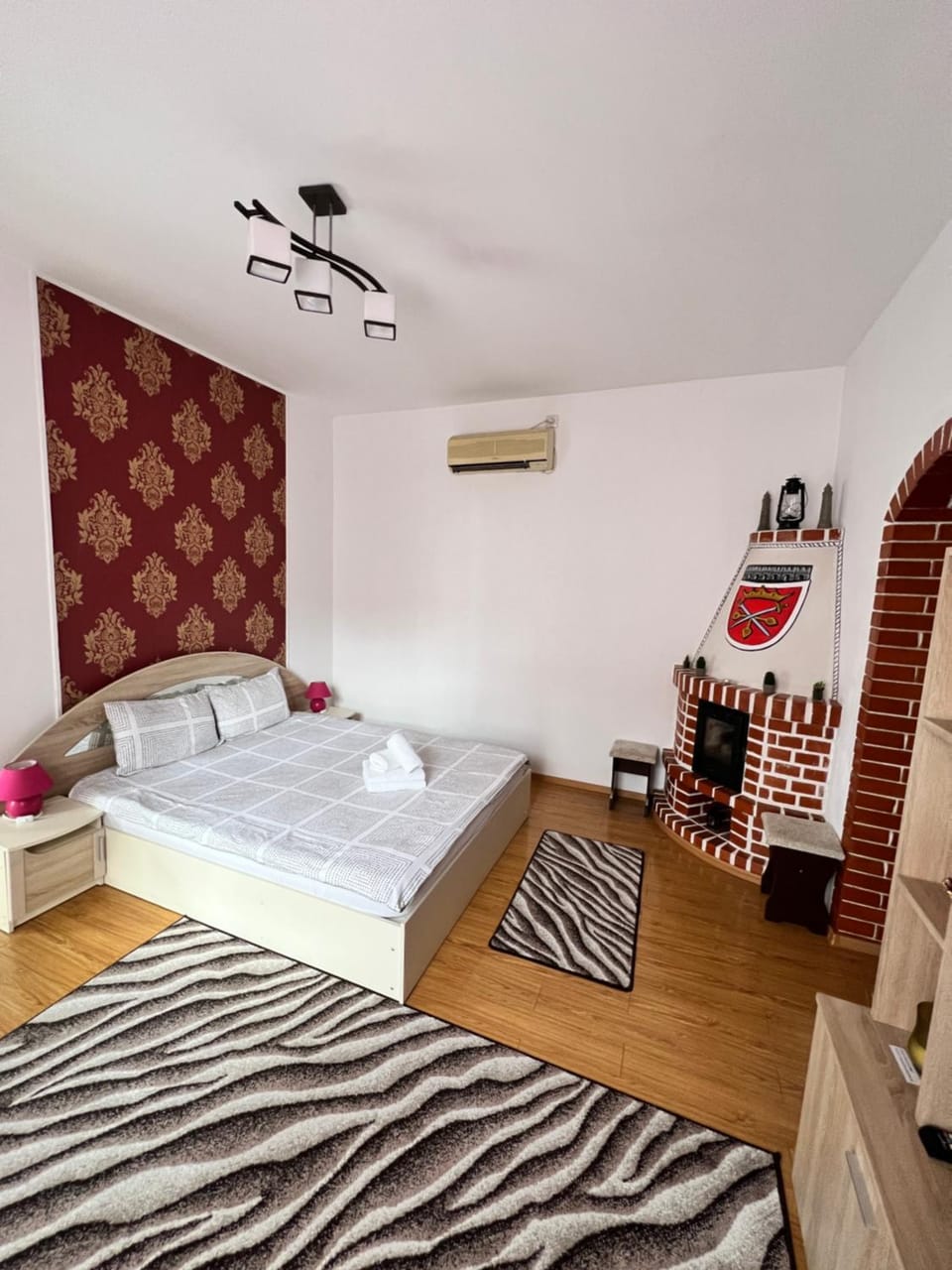 Bed, Living room, Photo of the whole room, Seating area, Bedroom, fireplace, internet