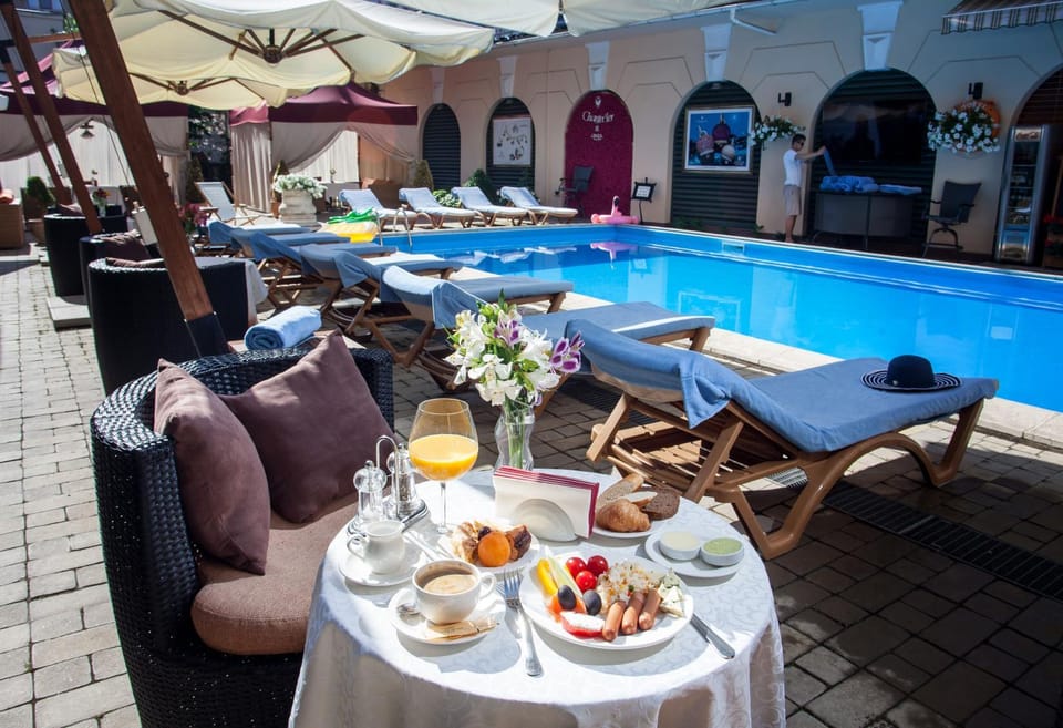 Summer, Swimming pool, Breakfast