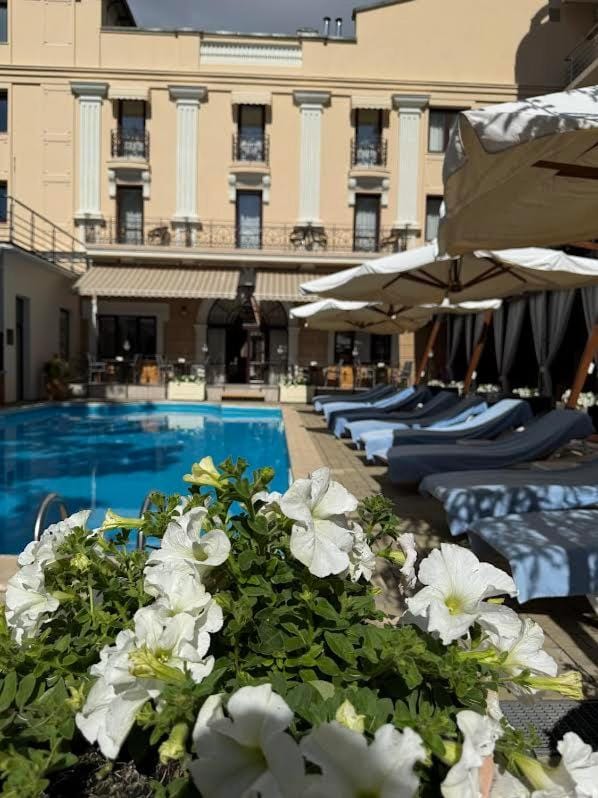 Summer, Inner courtyard view