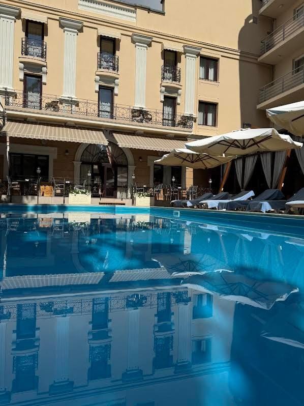 Summer, Inner courtyard view