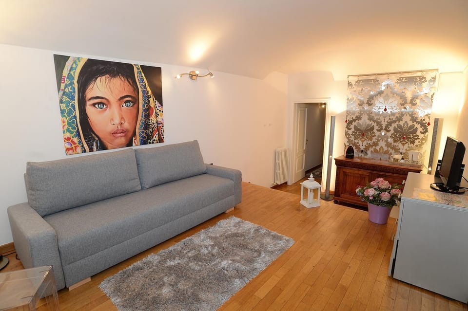 Bed, TV and multimedia, Living room, Seating area