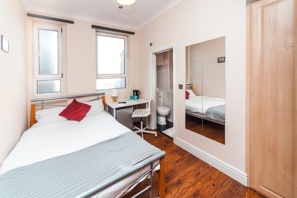 Private en-suite Room @ Liverpool street, Brick Ln Bed and Breakfast in London