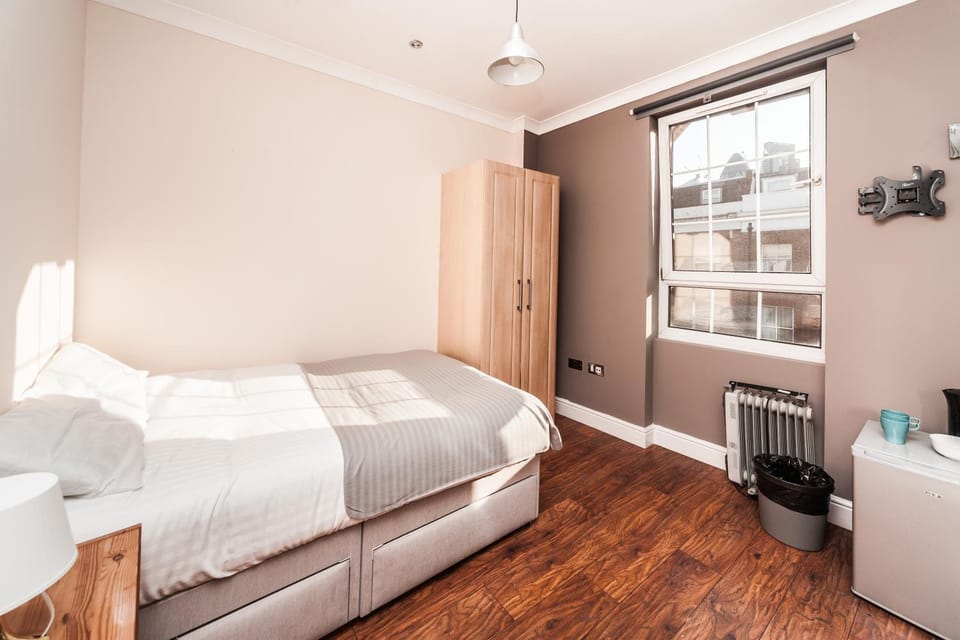 Private en-suite Room @ Liverpool street, Brick Ln Bed and Breakfast in London