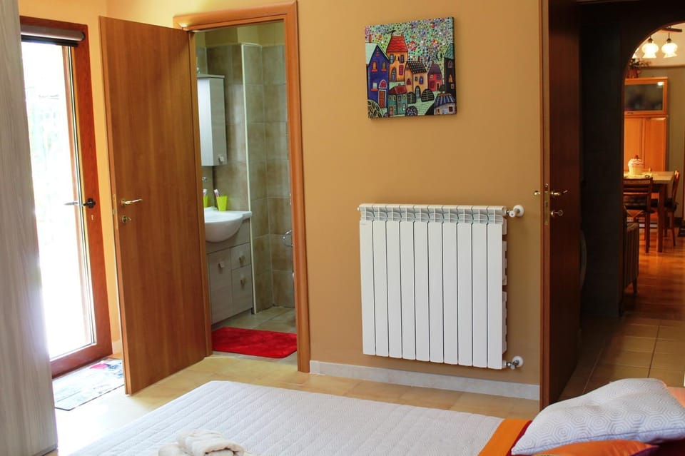Bathroom, Photo of the whole room, Family