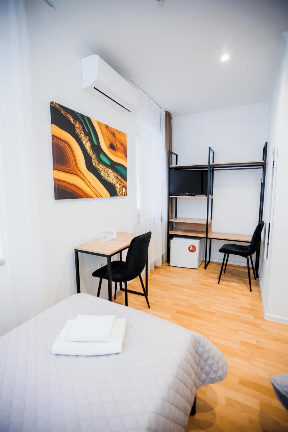 Bed, TV and multimedia, Photo of the whole room, Seating area, Dining area, Bedroom, hair dresser, air conditioner