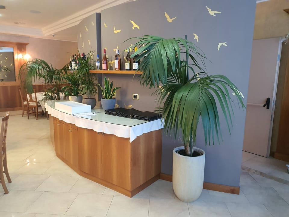 Restaurant/places to eat, Communal lounge/ TV room, Area and facilities