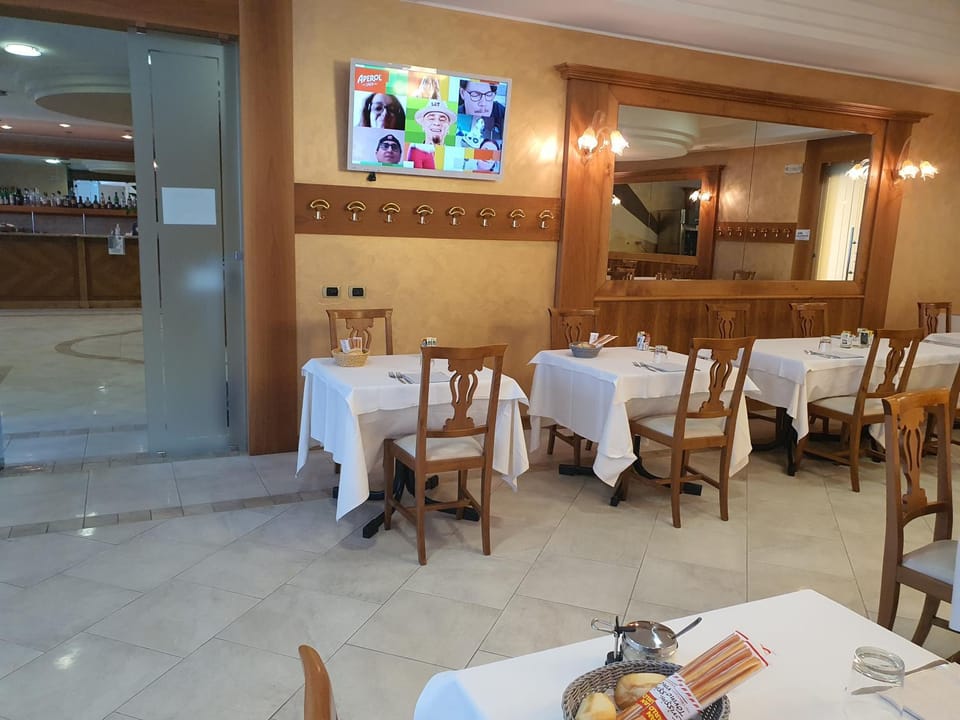 Restaurant/places to eat, Area and facilities