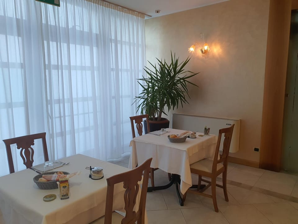 Restaurant/places to eat, Area and facilities