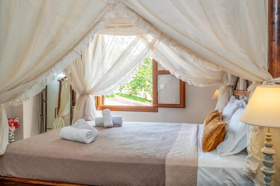 Bed, Photo of the whole room, Bedroom, Quiet street view, towels