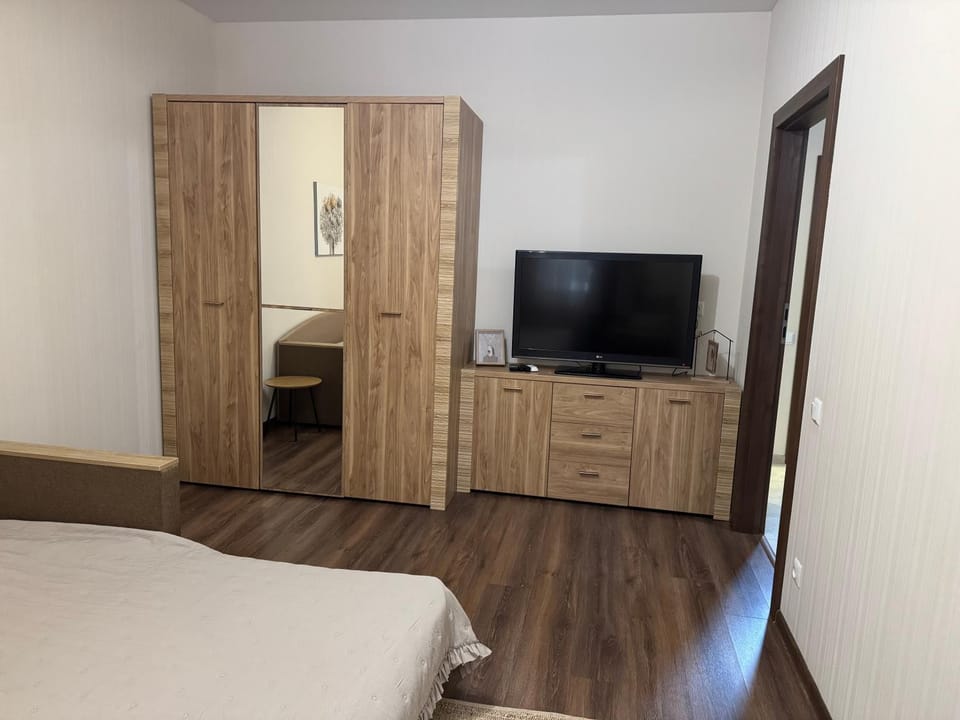 Communal lounge/ TV room, TV and multimedia, Photo of the whole room, Evening entertainment, wardrobe