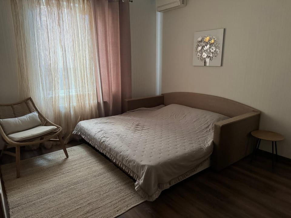 Bed, Living room, Photo of the whole room, Seating area, Bedroom