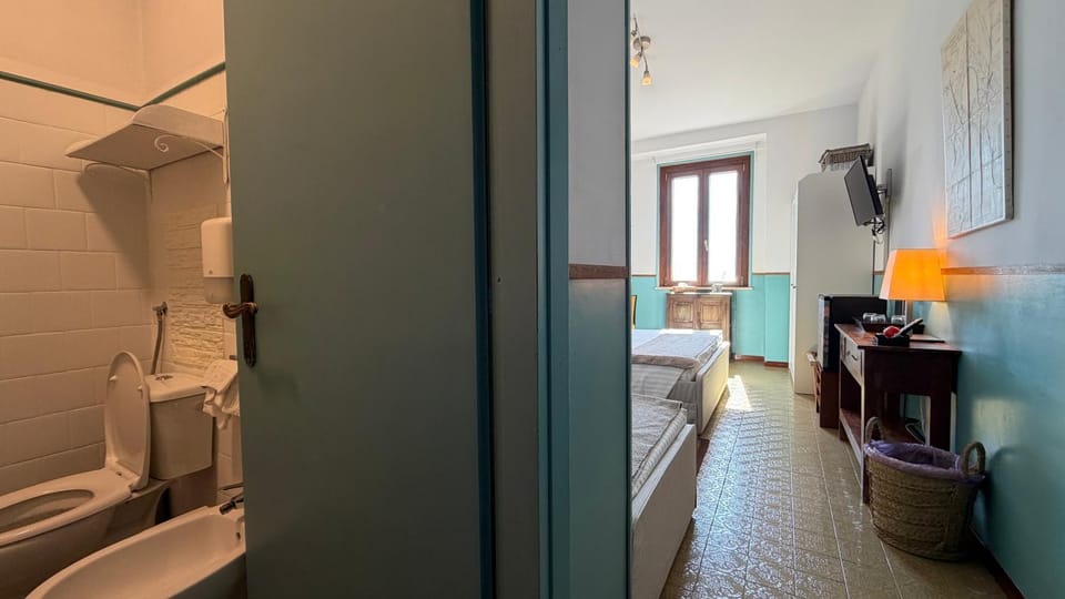 Toilet, Bed, Bathroom, TV and multimedia, Photo of the whole room, Bedroom