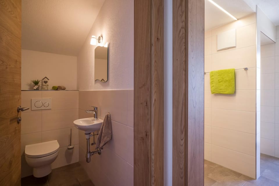 Toilet, towels