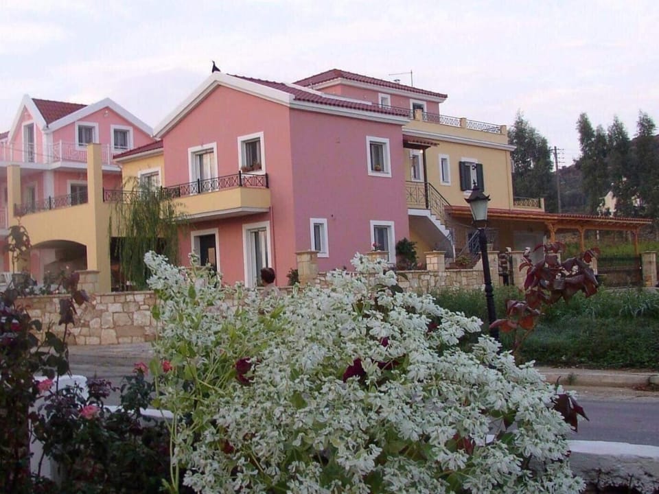 Property building, Facade/entrance, Garden
