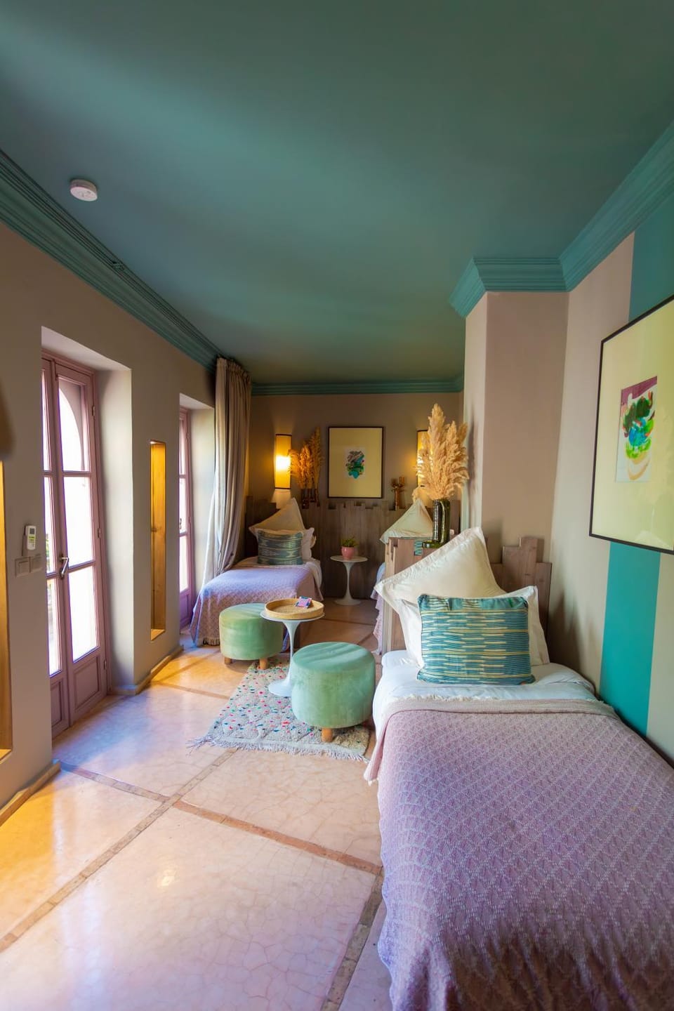 Bed, Living room, Photo of the whole room, Decorative detail, Seating area, Bedroom