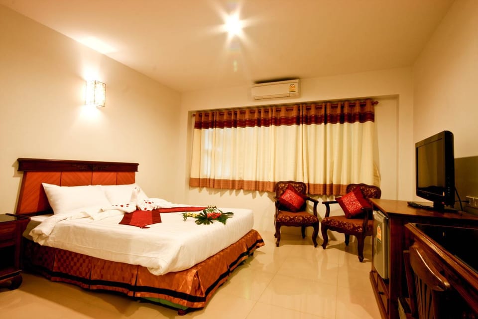 TV and multimedia, Seating area, Bedroom, air conditioner
