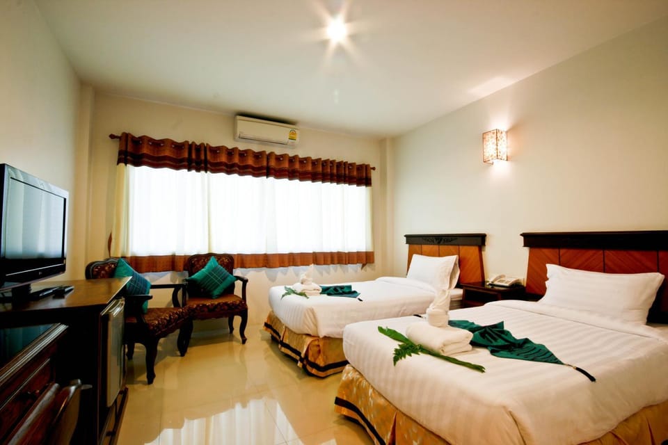 Bed, TV and multimedia, Photo of the whole room, Seating area, Bedroom, towels, air conditioner