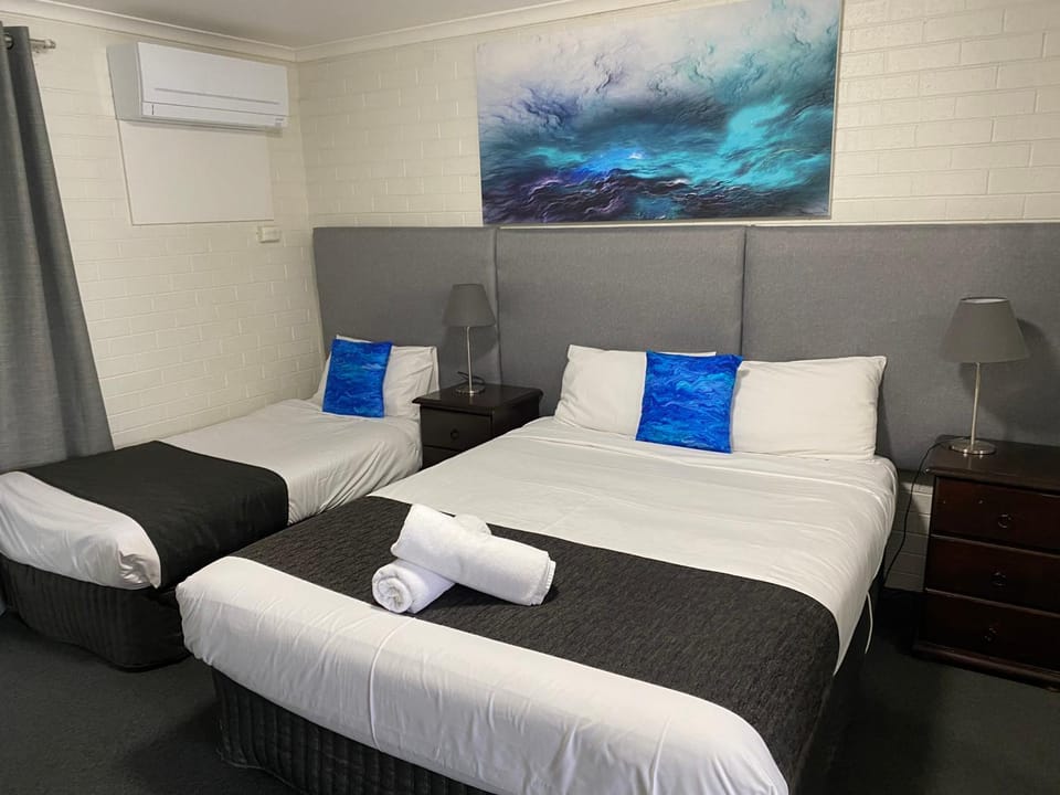 Bed, Bedroom, towels, air conditioner