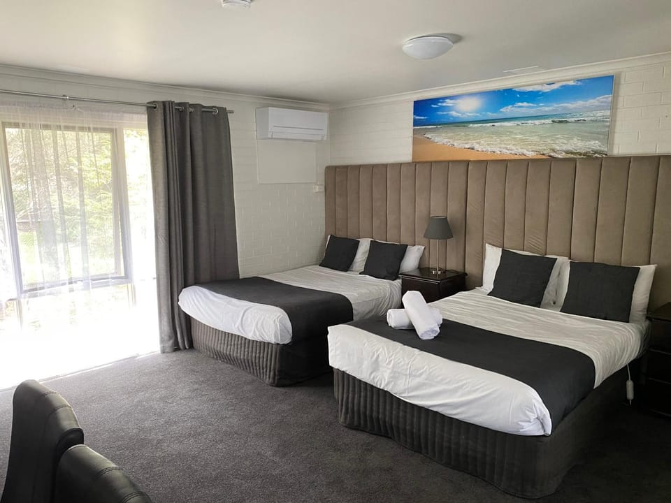 Bed, Seating area, Bedroom