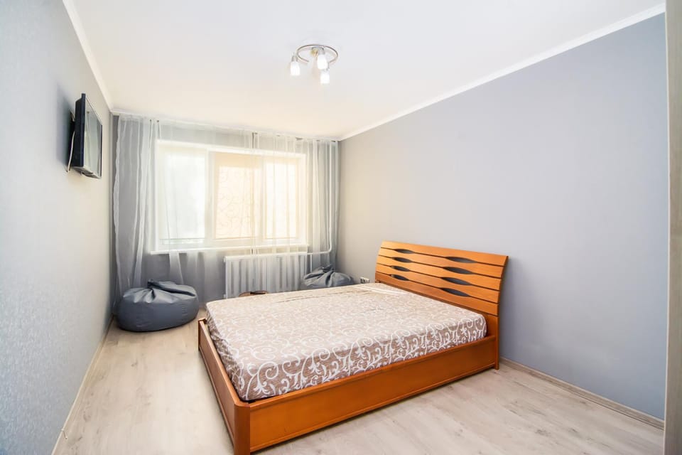 Toilet, Bed, TV and multimedia, Living room, Decorative detail, Bedroom