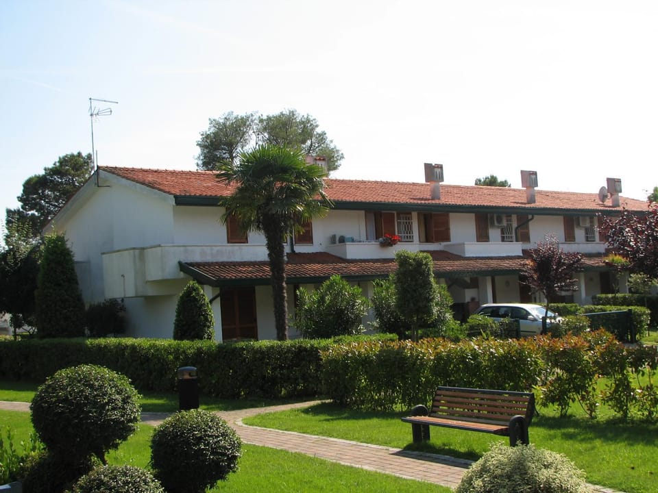 Property building, Facade/entrance, Neighbourhood, Garden, Parking