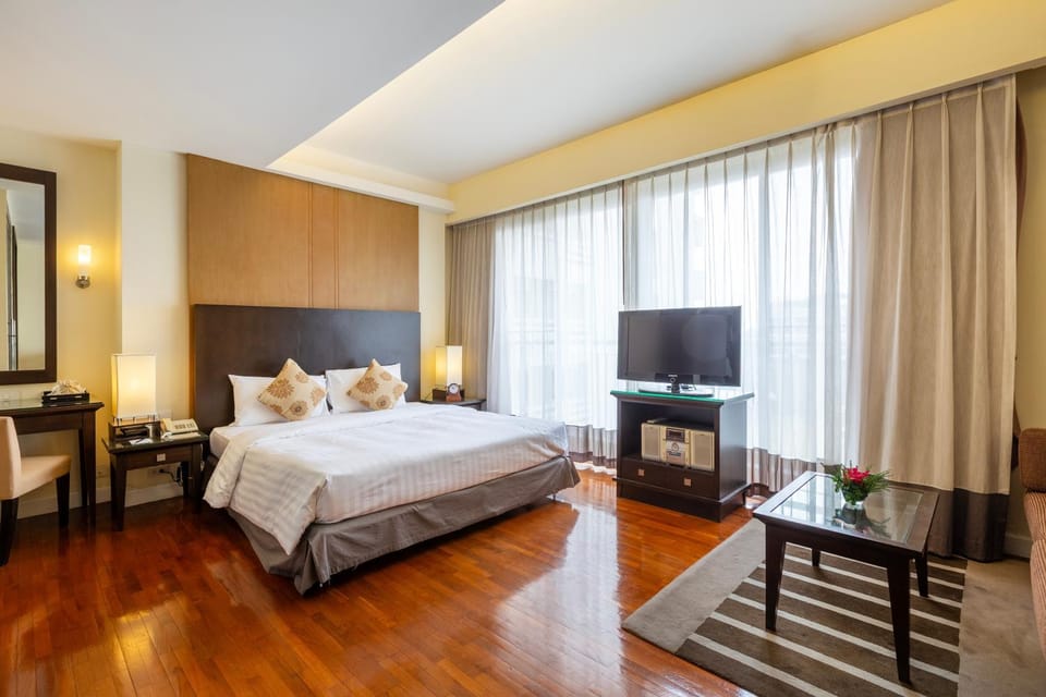 Bed, TV and multimedia, Bedroom