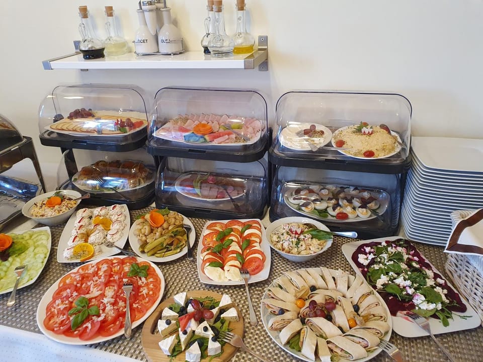 Restaurant/places to eat, Buffet breakfast