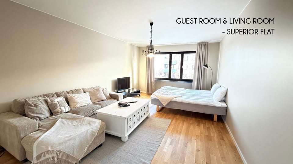 Communal lounge/ TV room, Bed, TV and multimedia, Living room, Seating area