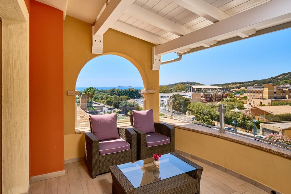 View (from property/room), Balcony/Terrace, City view, Sea view