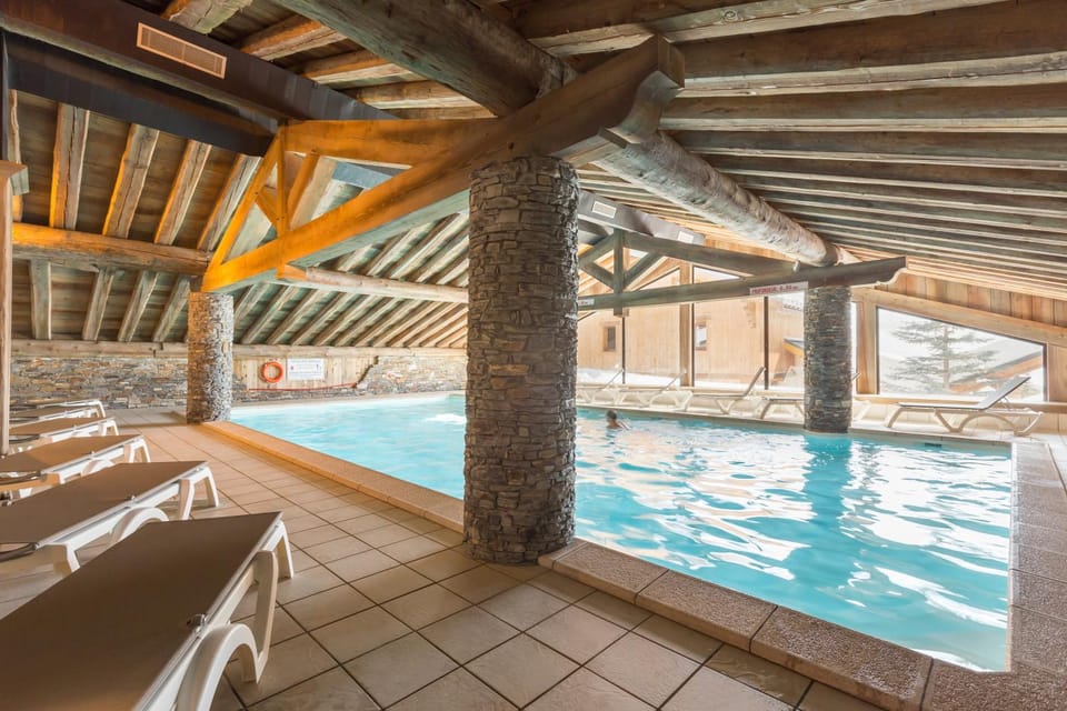 Pool view, Swimming pool, sunbed