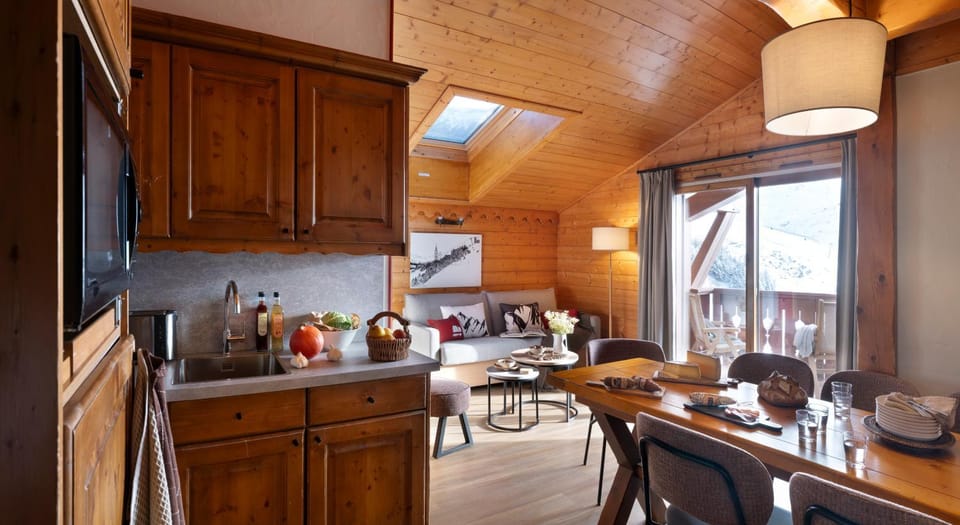 TV and multimedia, Kitchen or kitchenette, Food and drinks, Dining area, Food, stove