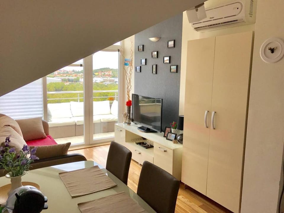 TV and multimedia, Living room, Seating area, Dining area