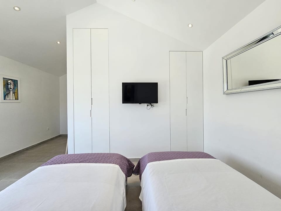 Bed, TV and multimedia, Bedroom