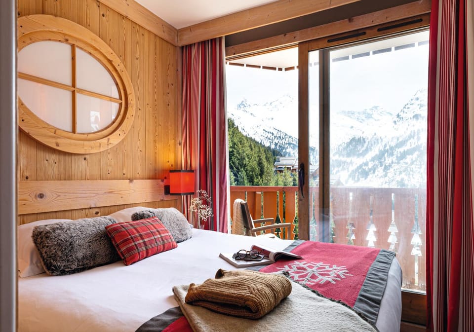 Bed, Natural landscape, Living room, Photo of the whole room, Seating area, Bedroom, Mountain view, towels